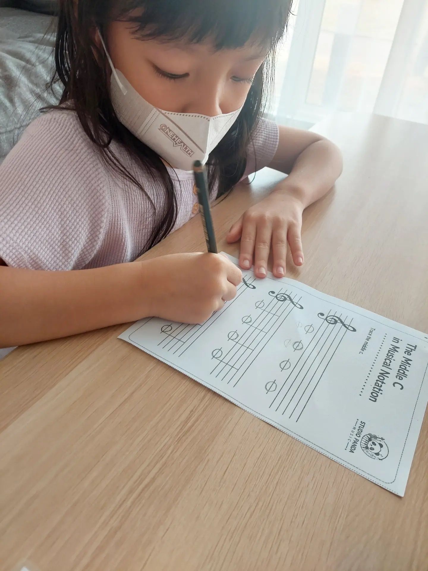 Murid mengerjakan lembar kerja not